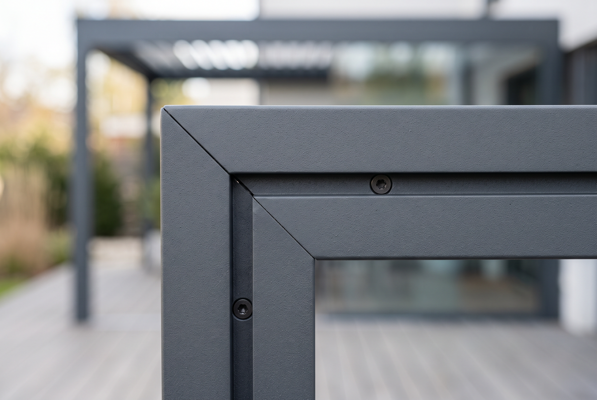 Detailaufnahme Aluminiumprofil einer Terrassenüberdachung in Anthrazit RAL 7016